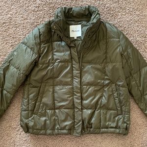 Olive green light puffy jacket
